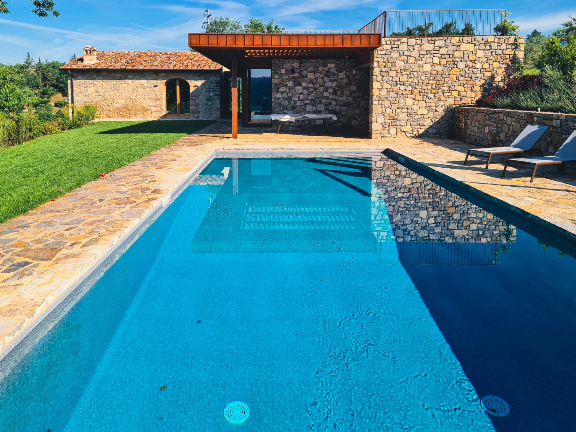 Vasca in pietra con pool house