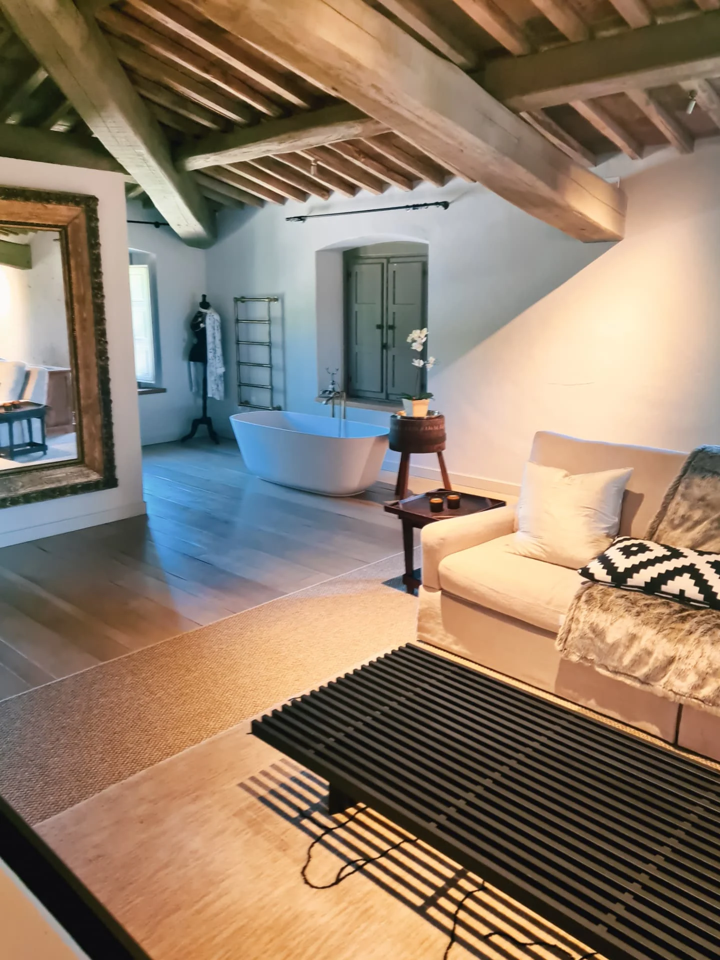 Suite in casale toscano con vasca freestanding e travi a vista